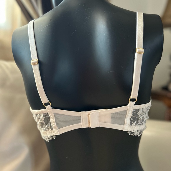 Victoria's Secret Lace Bra in Cream - Picture 4 of 12